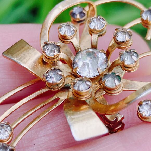 VTG 1940s Brooch Mid Century Gold Tone Ribbon Rhinestone Spray Jewelry - Picture 3 of 8